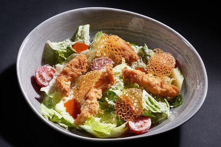 Цезарь в азиатском стиле с хрустящей курицей