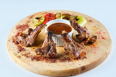 Шашлык из бараньих ребрышек халяль с овощами гриль