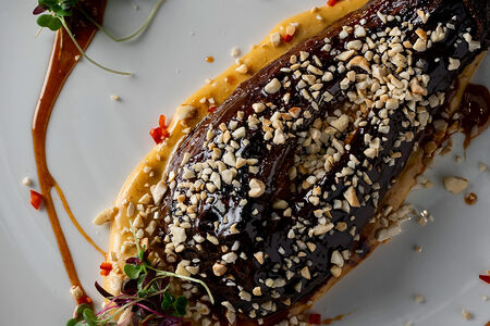 Карамелизированный баклажан с ореховым айоли