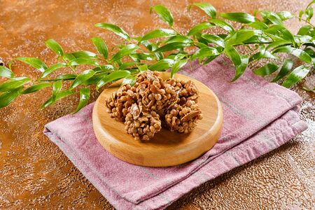 Молочный шоколад курага-миндаль