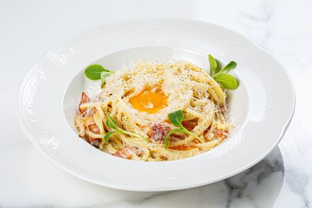 Паста с беконом, вишенками и сливочным соусом с белым вином, подается с желтком