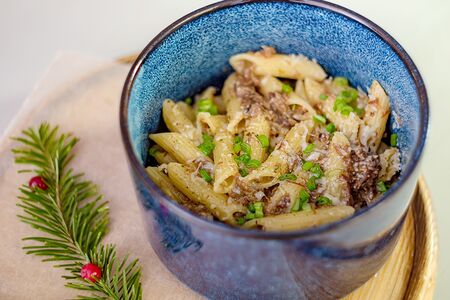 Макароны по-флотски с тушенкой, луком и сыром пармезан