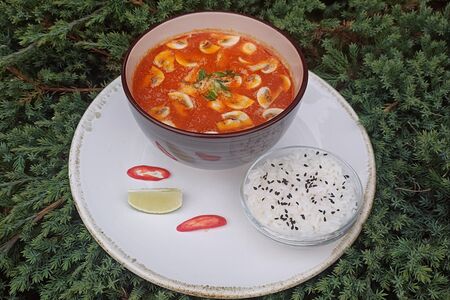 Том ям с креветками и рисом