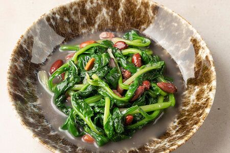 Шпинат с арахисом и соевым соусом