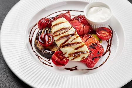 Салат-гриль с сыром халуми