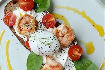 Тост с креветками и яйцом пашот