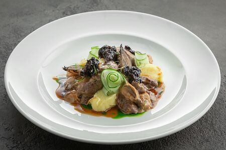 Строганов из оленины со сморчками и пюре из пастернака