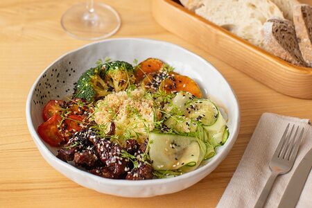 Боул с говядиной, кускусом и устричным соусом