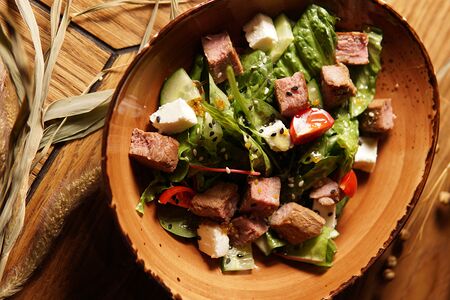 Теплый салат с говядиной