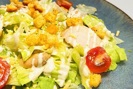 Салат Цезарь с курочкой