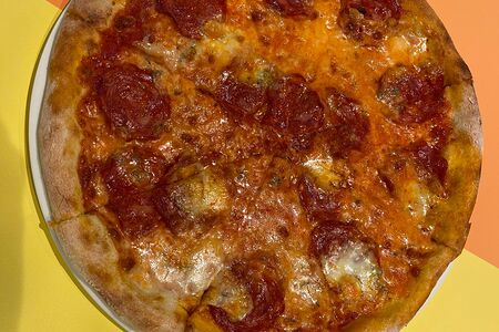 Пицца с салями и горгонзолой 