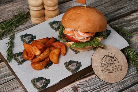 Бургер с креветками