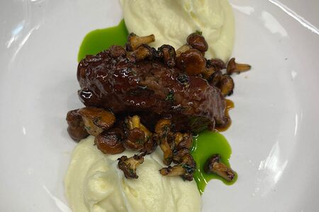 Говяжьи щечки с лисичками и картофельным пюре