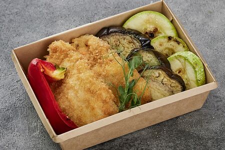 Треска в сухарях с овощами гриль