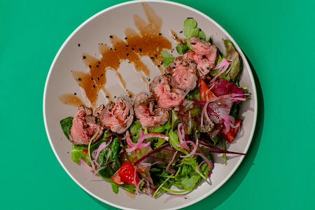 Салат с ростбифом и гранатовым дрессингом