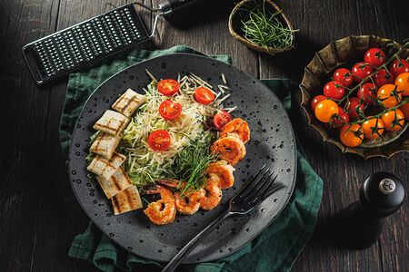 Салат Цезарь с тигровыми креветками