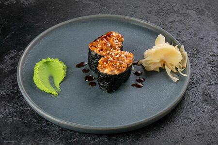 Запеченные суши с крабом