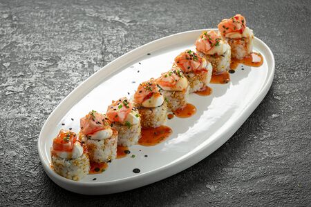 Опаленный лосось со сливочным сыром и авокадо