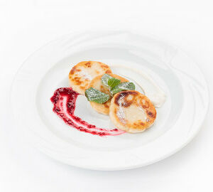 Сырники со сметаной и джемом