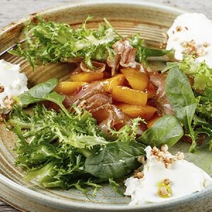 Теплый салат с глазированной морковью, мягким сметанным сыром и вяленой свининой