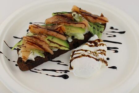 Брускетта с лососем и авокадо