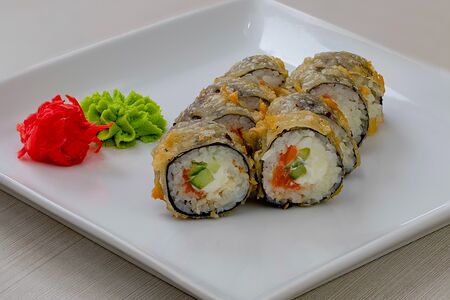 Темпура ролл с лососем и сыром