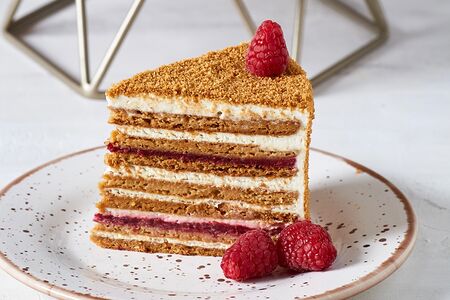 Торт Медовый с брусникой