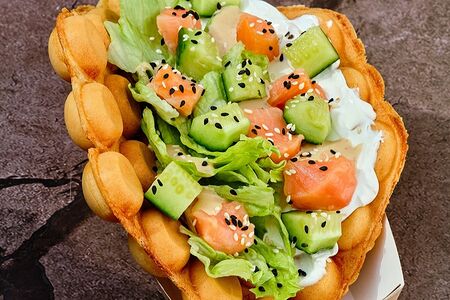 Баблс-вафля с копченым лососем и творожным сыром