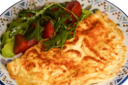Омлет с рукколой, авокадо и томатами