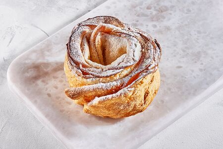 Слойка с яблоком по-королевски