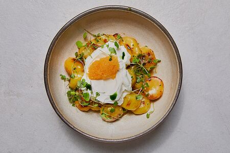 Картошка с подкопченной сметаной и щучьей икрой