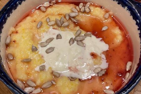 Кукурузная каша с клубничным джемом и страчателлой