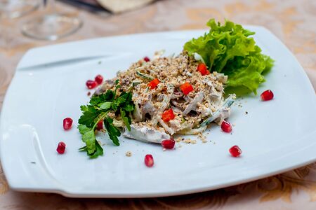 Салат Афины с говяжьим языком, орехами, свежим огурцом, майонезом и омлетом