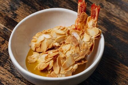 Креветки в миндале с соусом карри