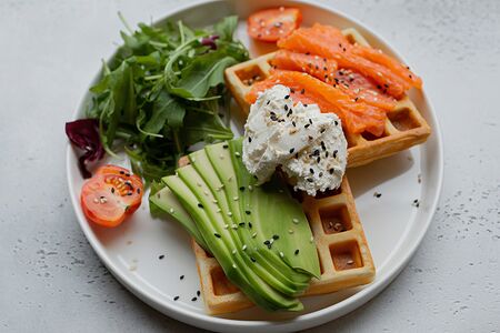 Вафли со слабосоленым лососем, авокадо, сливочным сыром