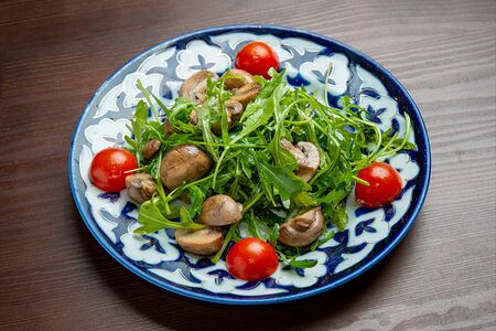 Салат с рукколой и шампиньонами