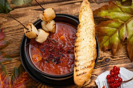 Острый томатный суп с гребешком