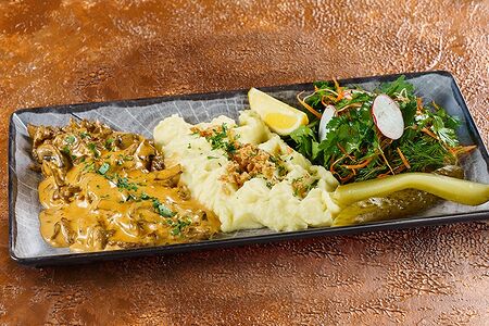 Бефстроганов с картофельным пюре