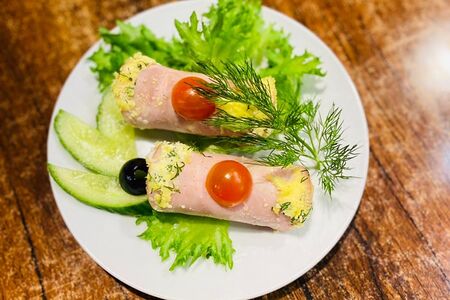 Рулетики из ветчины с сыром