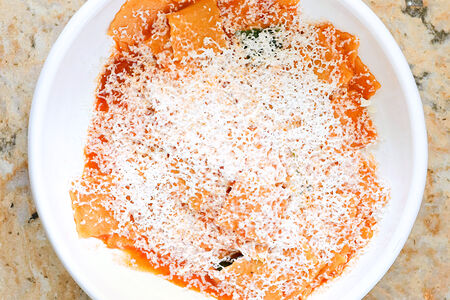 Домашняя паста с помидорами и сыром