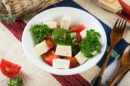 Салат из помидоров и имеретинского сыра