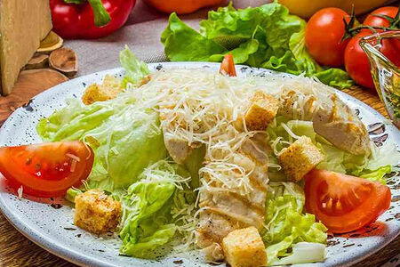 Салат Цезарь с курицей