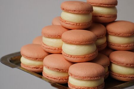 Макарон - Маракуйя с кусочком тайского манго