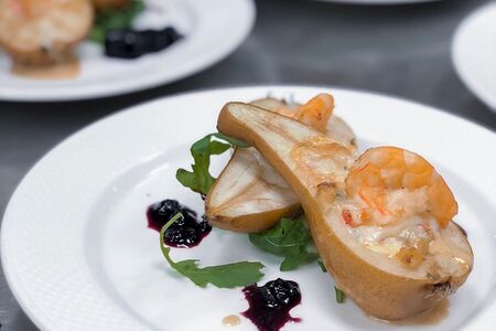 Груша, запечённая с креветками