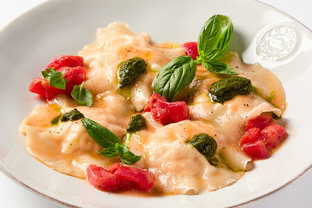 Равиолли с креветками и песто