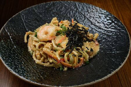 Лапша с креветками, курицей и соусом том ям