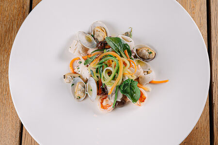 Теплый салат из морепродуктов