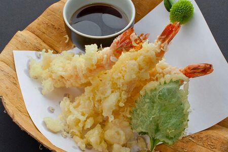 Тигровые креветки темпура и листья шисо