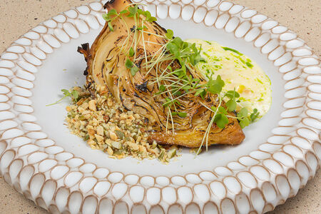 Обожженная капуста с крыжовником, горелыми сливками и урбечем из арахиса