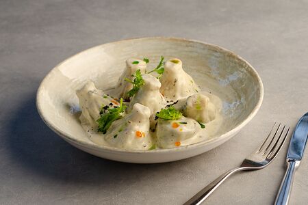 Хинкали с говяжьими щечками в перечном соусе